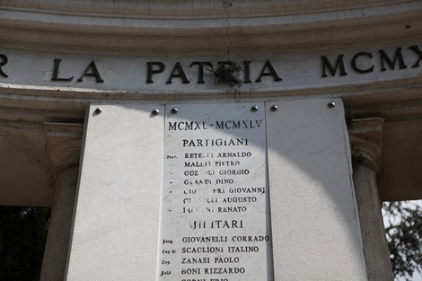 Monumento ai Caduti con iscrizioni commemorative in onore dei partigiani e dei militari.