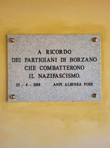 Lapide commemorativa dedicata ai partigiani di Borzano che combatterono contro il nazifascismo.