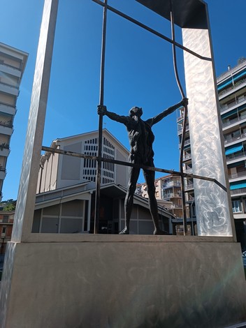 Monumento alla Resistenza, un'opera che celebra la libertà e il coraggio degli oppressi.