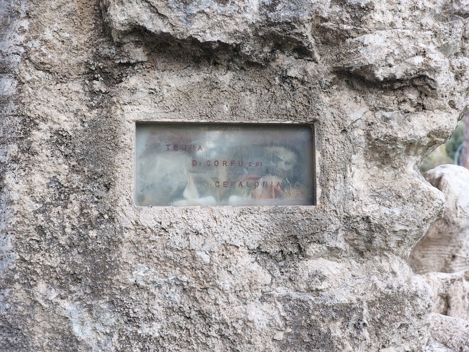 Targa con iscrizione incisa nella roccia.