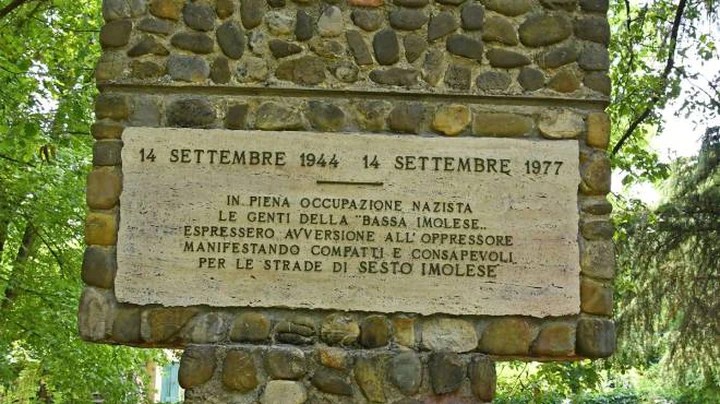 Monumento commemorativo dedicato alla manifestazione del 14 settembre 1944, situato nel verde di Sesto Imolese.