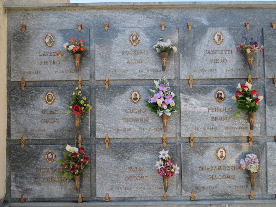 Sacrario dei partigiani con loculi adornati da fiori in memoria dei caduti per la libertà.