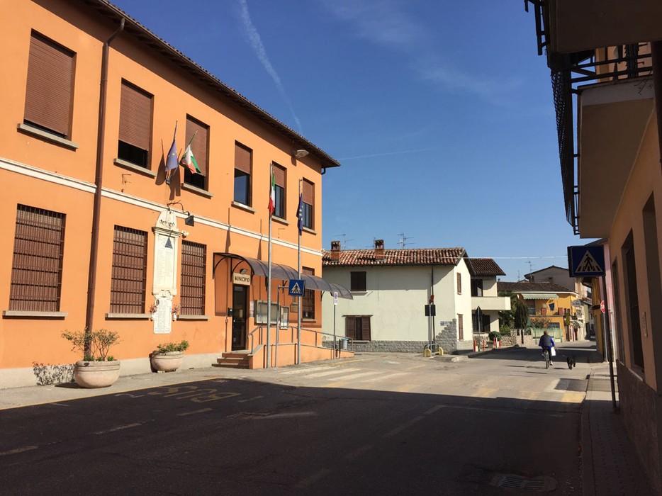 Lapide commemorativa ai caduti di Magherno, visibile in un contesto urbano tranquillo.