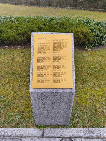 Cimitero militare italiano di Zehlendorf con memoriale dedicato ai caduti. Verde circostante e atmosfera di rispetto.