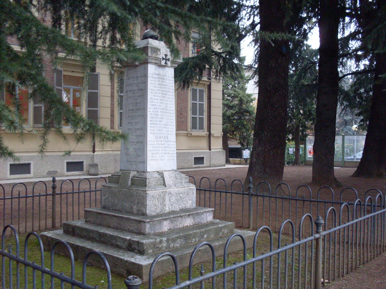 Monumento ai Caduti di Rivalta, dedicato ai memoriali dei soldati nella storia locale.