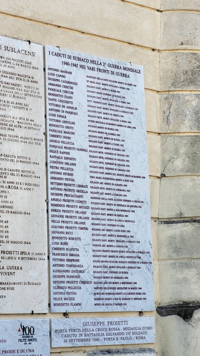Lapidi di Subiaco che commemorano i caduti della Seconda Guerra Mondiale.