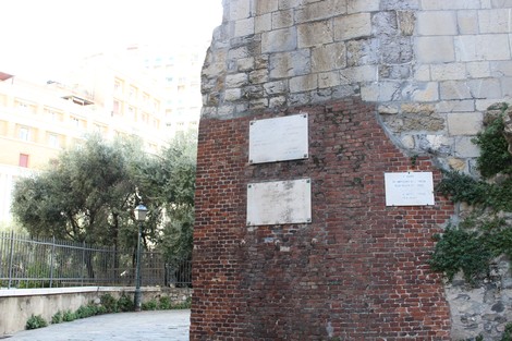 Lapidi commemorative dedicate alla tragedia delle Grazie, visibili su un muro in un contesto urbano.