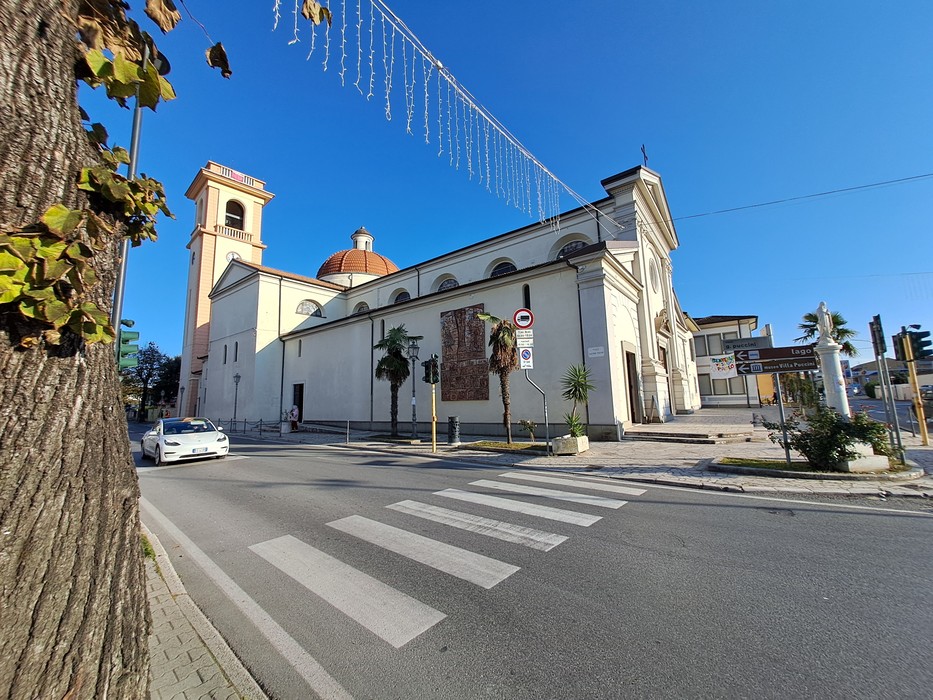 Bassorilievo per la Liberazione, situato su un edificio monumentale in una giornata di sole.