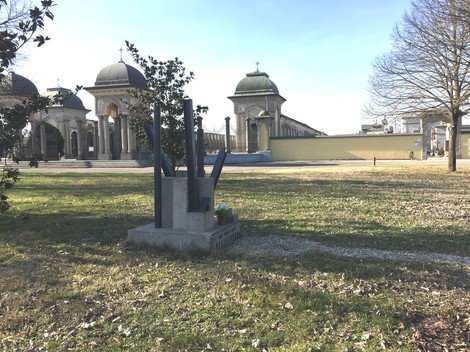 Monumento alla Resistenza di Gambolò, simbolo di commemorazione e libertà, immerso in un contesto verde e sereno.