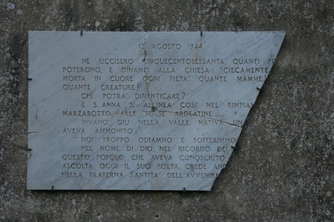 Chiesa di Sant'Anna di Stazzema, simbolo di memorializzazione e resistenza contro la violenza della guerra.