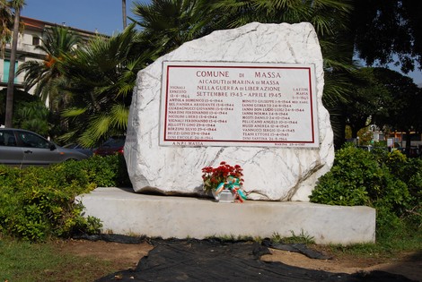 Monumento ai caduti di Marina per la liberazione, commemorando i sacrifici durante la Seconda Guerra Mondiale.