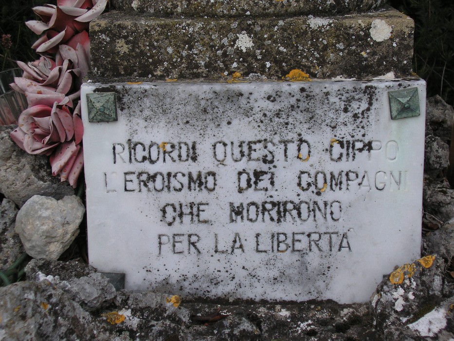 Cippo commemorativo dedicato a Giachi e Gamucci, in ricordo del loro eroismo per la libertà.