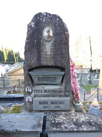 Sepolcro di Marziali, monumento commemorativo con fotografie e iscrizioni, situato in un cimitero.