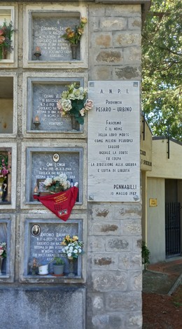 Sacrario dei caduti per la Libertà, monumento commemorativo con lapidi e fiori in onore dei defunti.