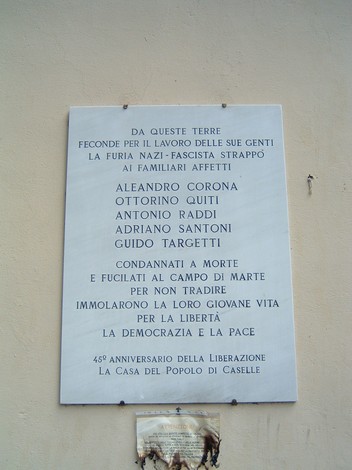 Lapide commemorativa del Circolo 12 Marzo a Caselle, dedicata a coloro che hanno sacrificato la vita per la libertà.