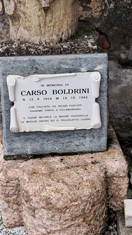 Cippo commemorativo dedicato a Carso Boldrini, situato in un contesto storico e significativo.