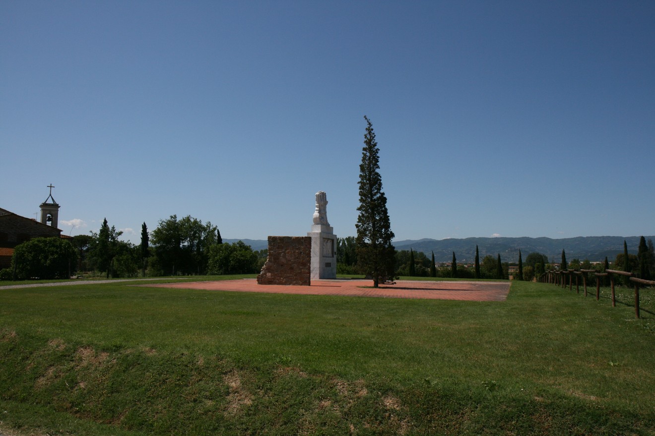 Monumento commemorativo del Padule di Fucecchio, simbolo di memoria e riconciliazione.