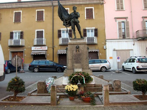 Monumento ai caduti di Santa Maria della Versa, un omaggio ai valorosi della comunità con ornamenti floreali.