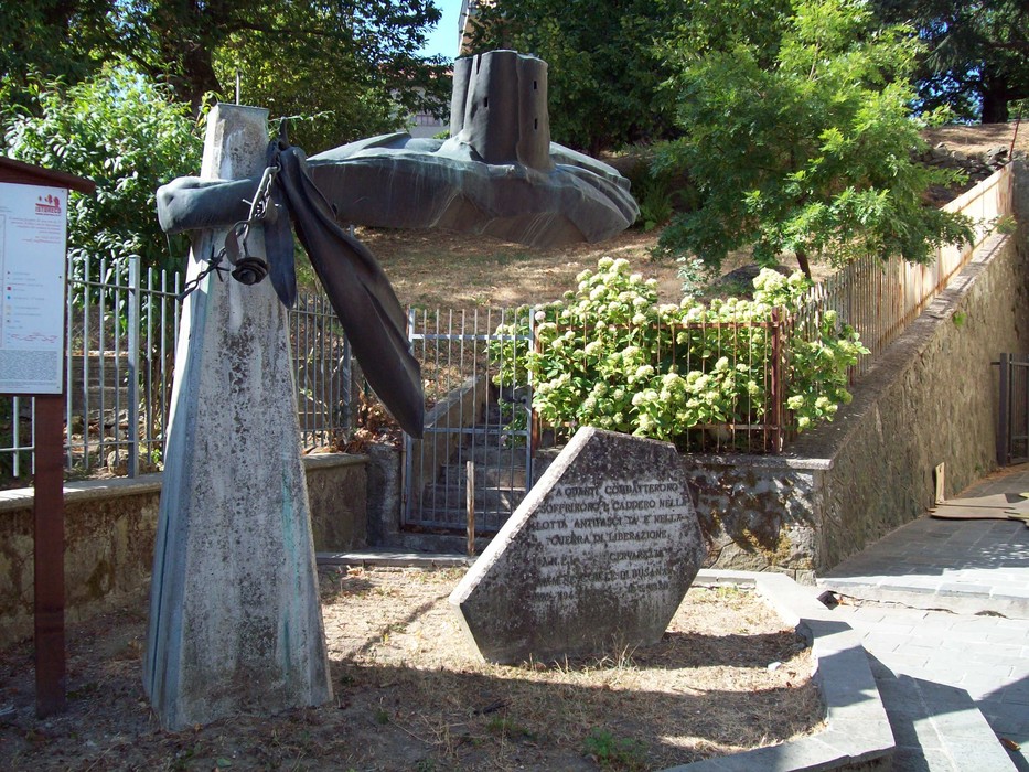 Monumento commemorativo ai caduti della Liberazione a Cervarezza, in memoria del sacrificio e della lotta per la libertà.