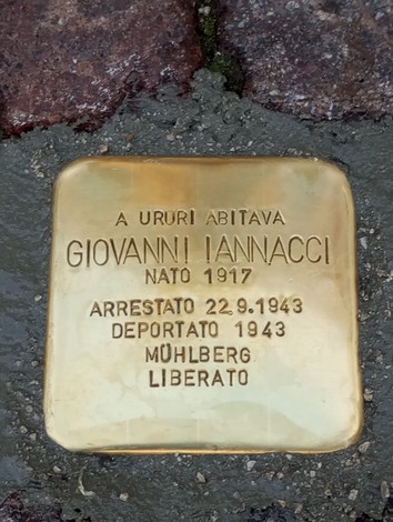 Pietra d'inciampo dedicata a Giovanni Iannacci, commemorando la sua storia e il suo arresto nel 1943.