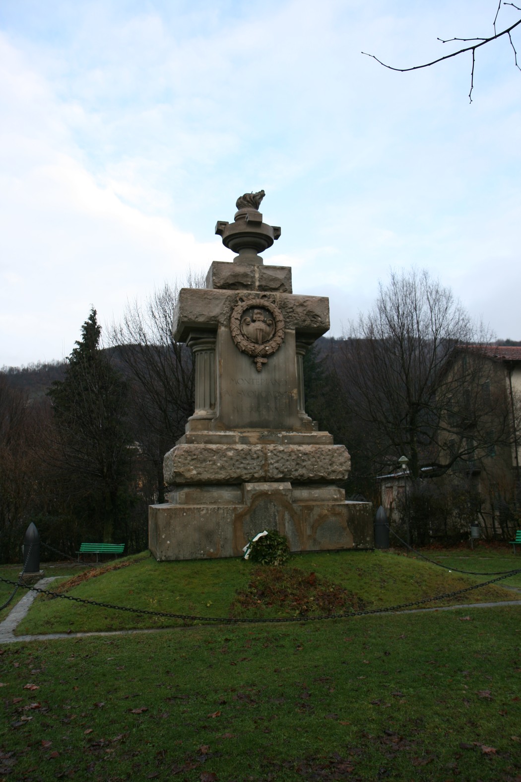 Monumento ai caduti di Montepiano, un omaggio commemorativo immerso nel verde, simbolo di memoria e onore.