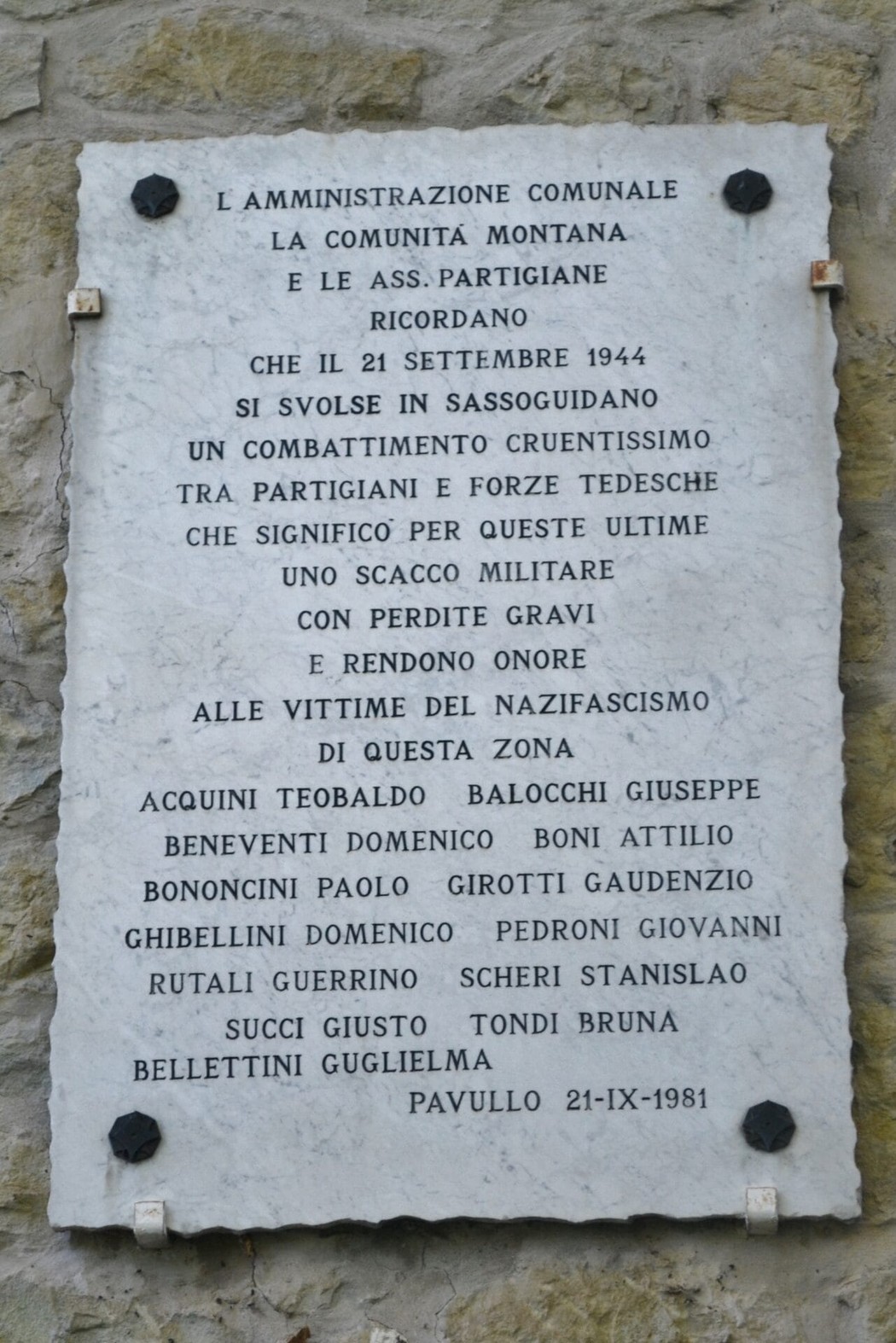Lapide commemorativa ai caduti per la libertà a Sassoguidano, dedicata ai partigiani e alle vittime del nazifascismo.