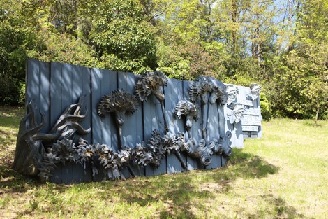 Monumento alle cadute partigiane, con sculture e forme che richiamano la memoria e la resistenza storica.