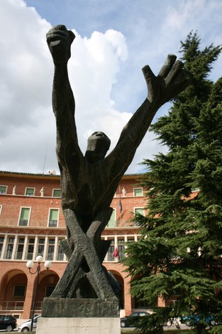 Monumento ai caduti della Resistenza, simbolo di libertà e lotta per i diritti umani.