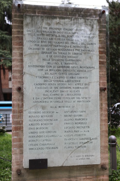 Monumento commemorativo ai partigiani emiliani e romagnoli, con iscrizioni e dettagli architettonici significativi.