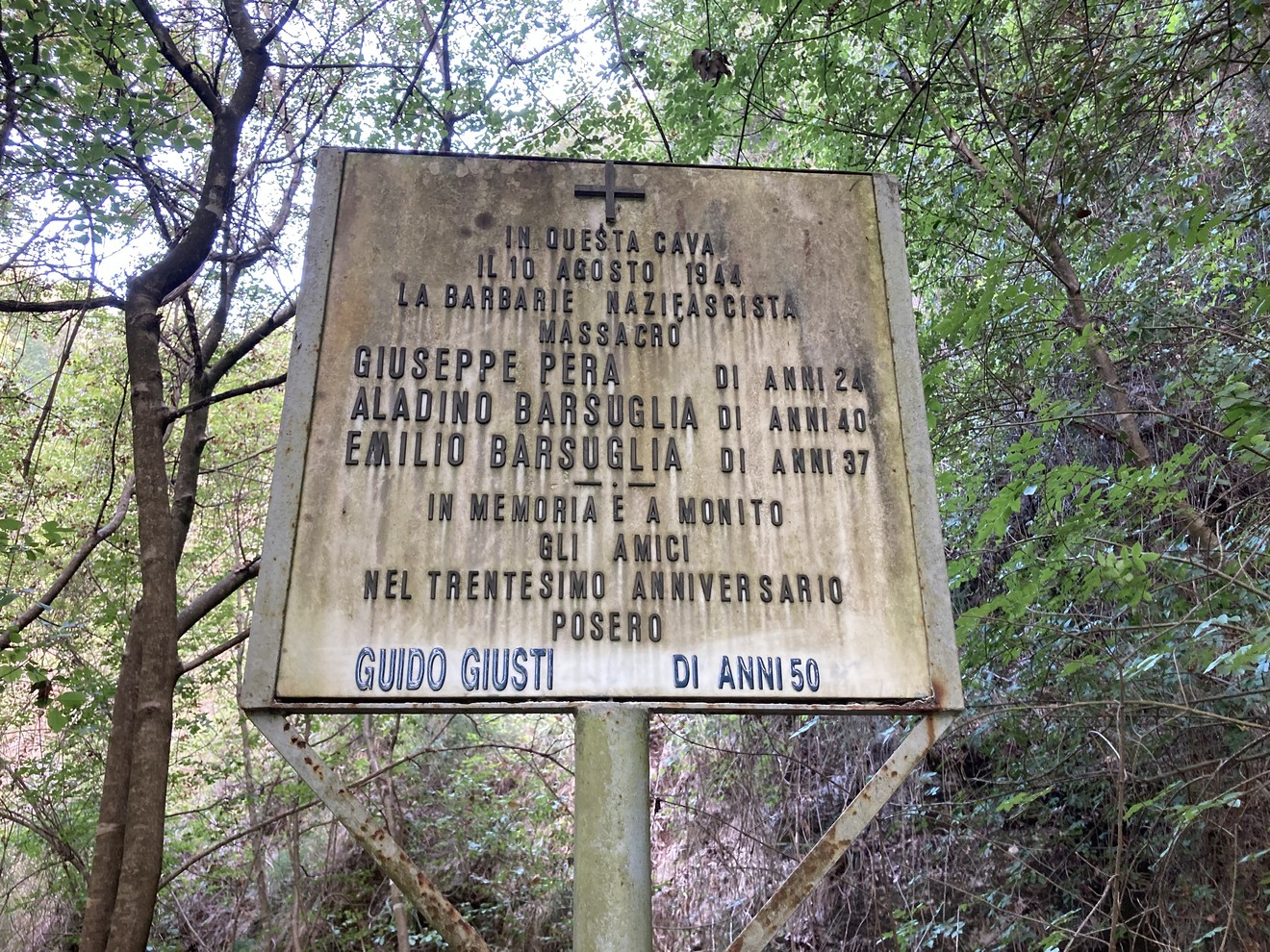 Lapide commemorativa a Pera e ai Barsuglia, in ricordo delle vittime del massacro del 10 agosto 1944.