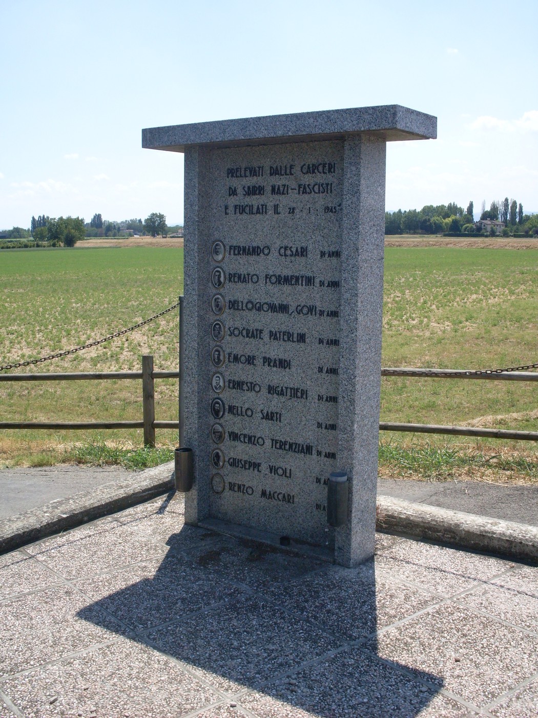 Monumento commemorativo ai fucilati del ponte sul Quaresimo, simbolo di ricordanza storica.