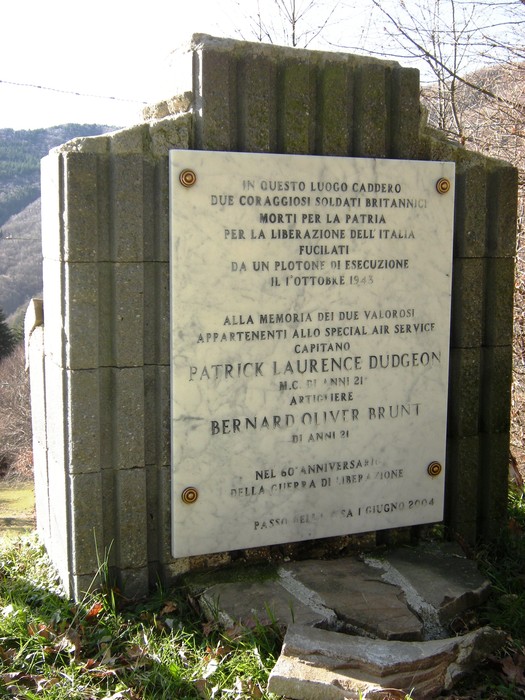 Monumento commemorativo ai soldati Dudgeon e Brunt, morti per la patria durante la Seconda Guerra Mondiale.