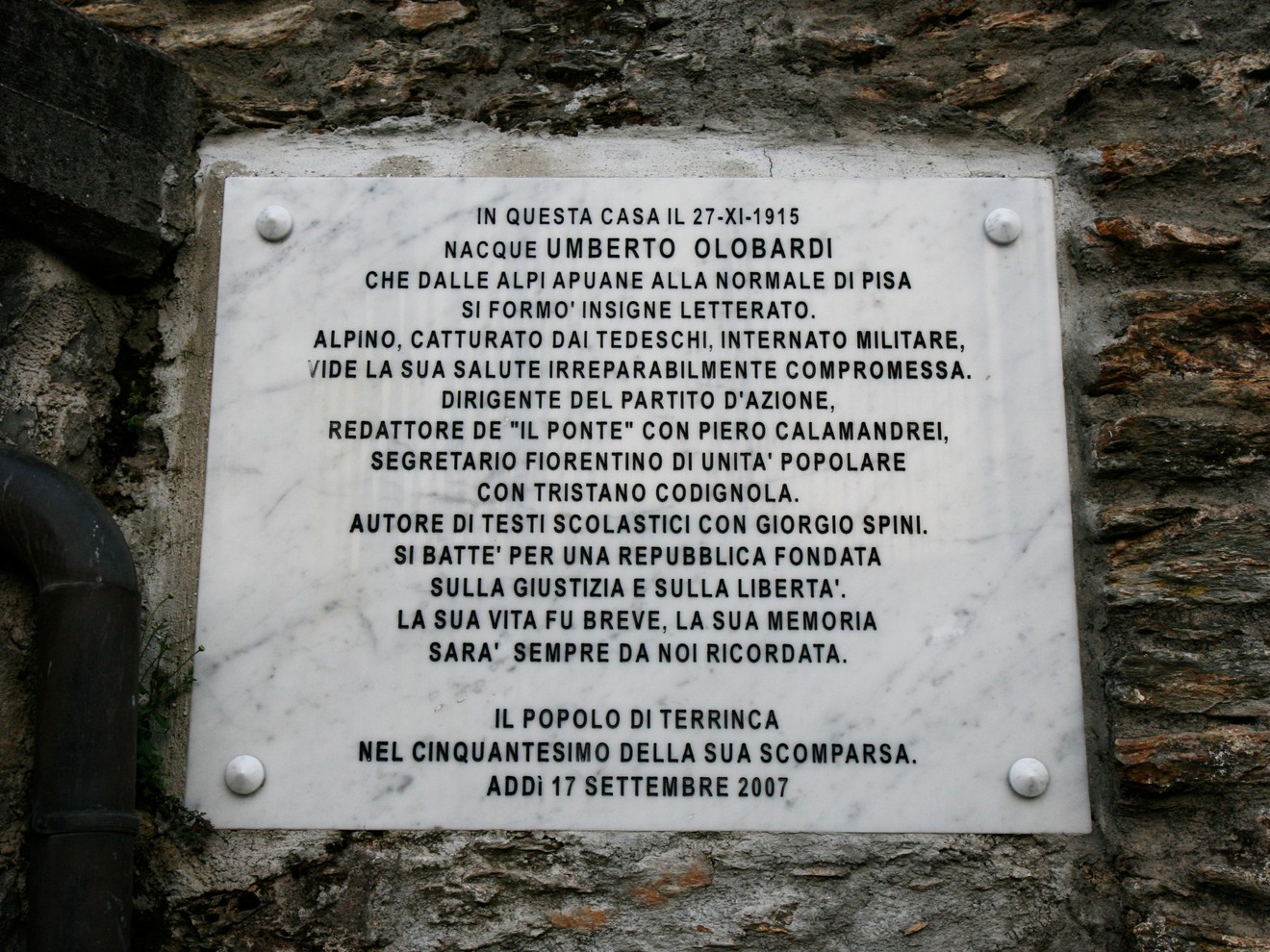 Lapide commemorativa dedicata a Umberto Olobardi, nato nel 1915, redattore e dirigente politico.