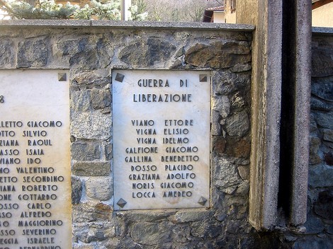 Lapidi commemorative ai caduti di Postua, in memoria dei valorosi durante la Guerra di Liberazione.
