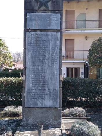 Monumento ai caduti di Roccamalatina, una struttura commemorativa nel verde, che ricorda i sacrifici dei soldati.