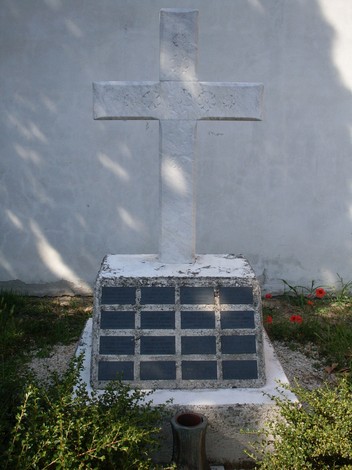 Croce dedicata ai caduti di Pieve Saliceto, commemorazione dei sacrifici offerti per la patria.