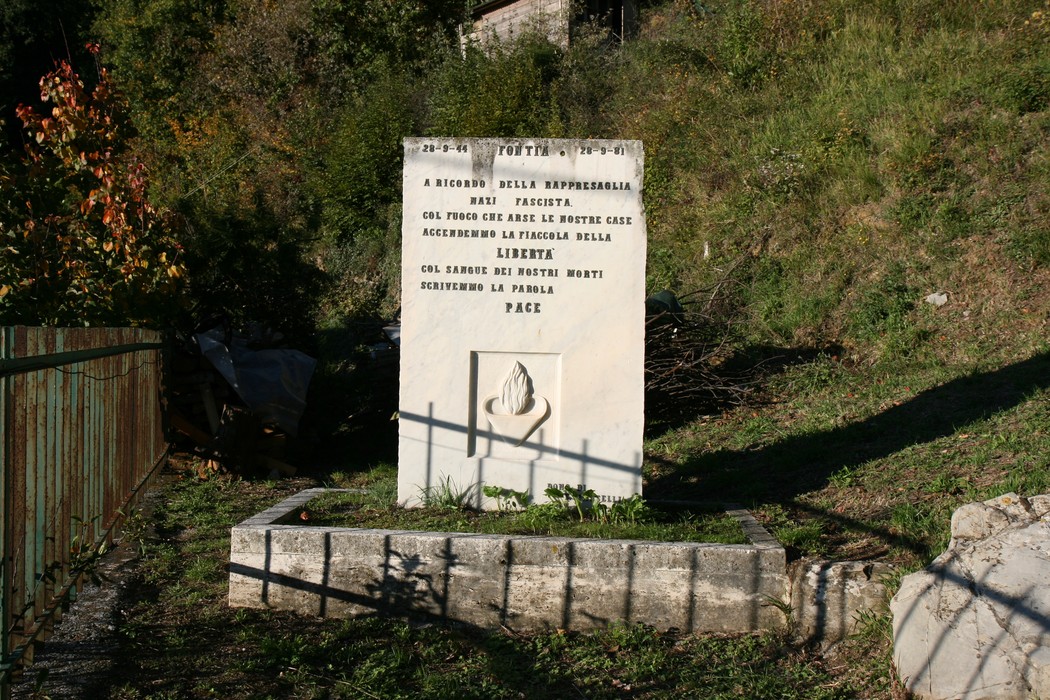 Monumento dedicato alle vittime dell'incendio di Fontia, simbolo di memoria e pace.