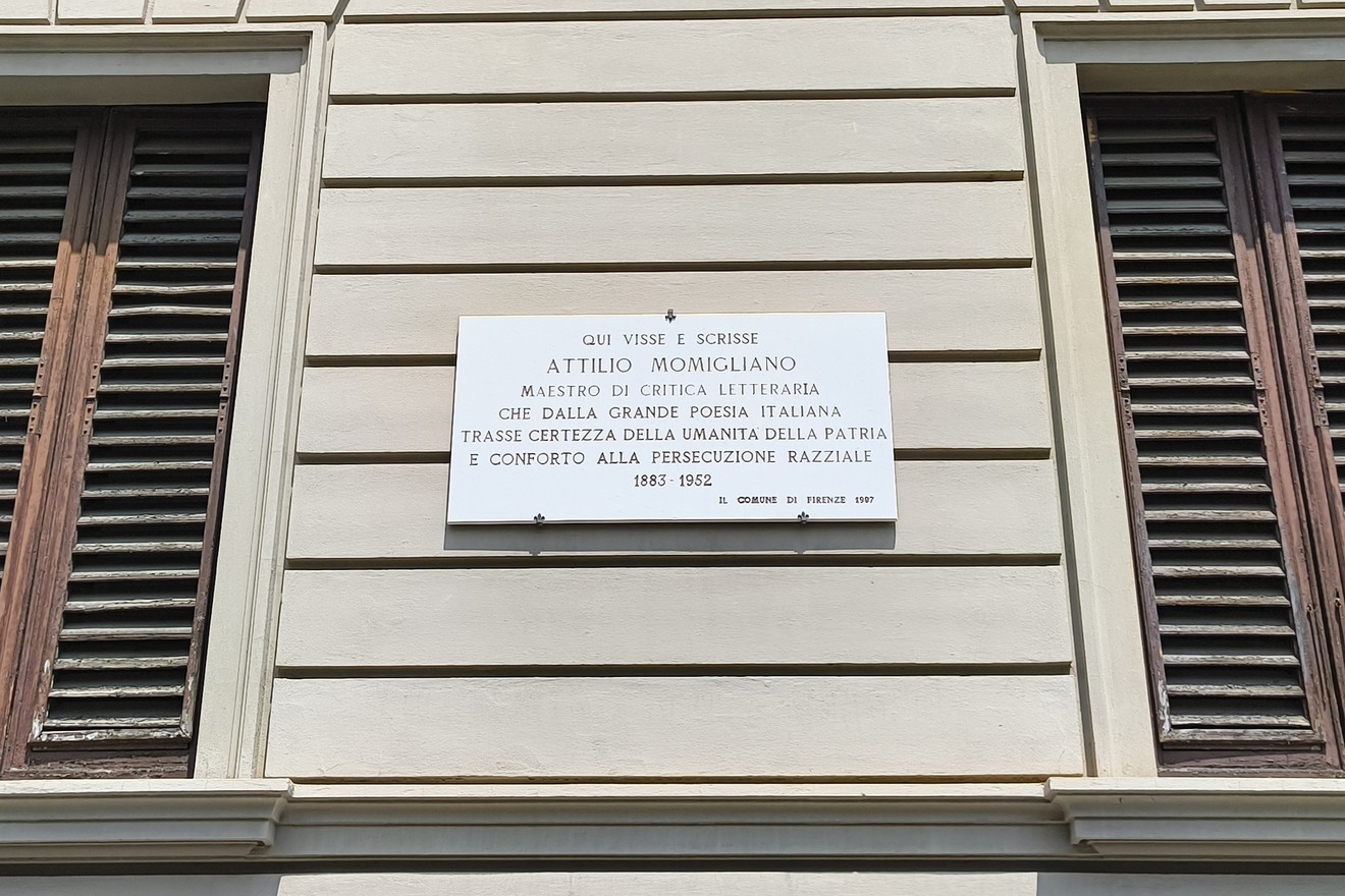 Lapide commemorativa dedicata a Attilio Momigliano, con riferimento al suo contributo alla letteratura italiana.