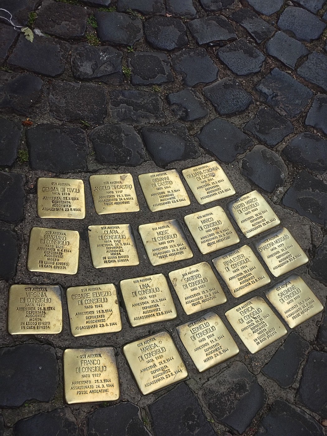 Pietre d'inciampo dedicate alle famiglie Di Consiglio, Di Tivoli, Di Castro e Moscato, su un basolato di ciottoli.
