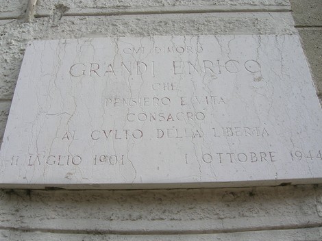 Lapide commemorativa dedicata a Enrico Grandi, con dedica al culto della libertà. 1901-1944.