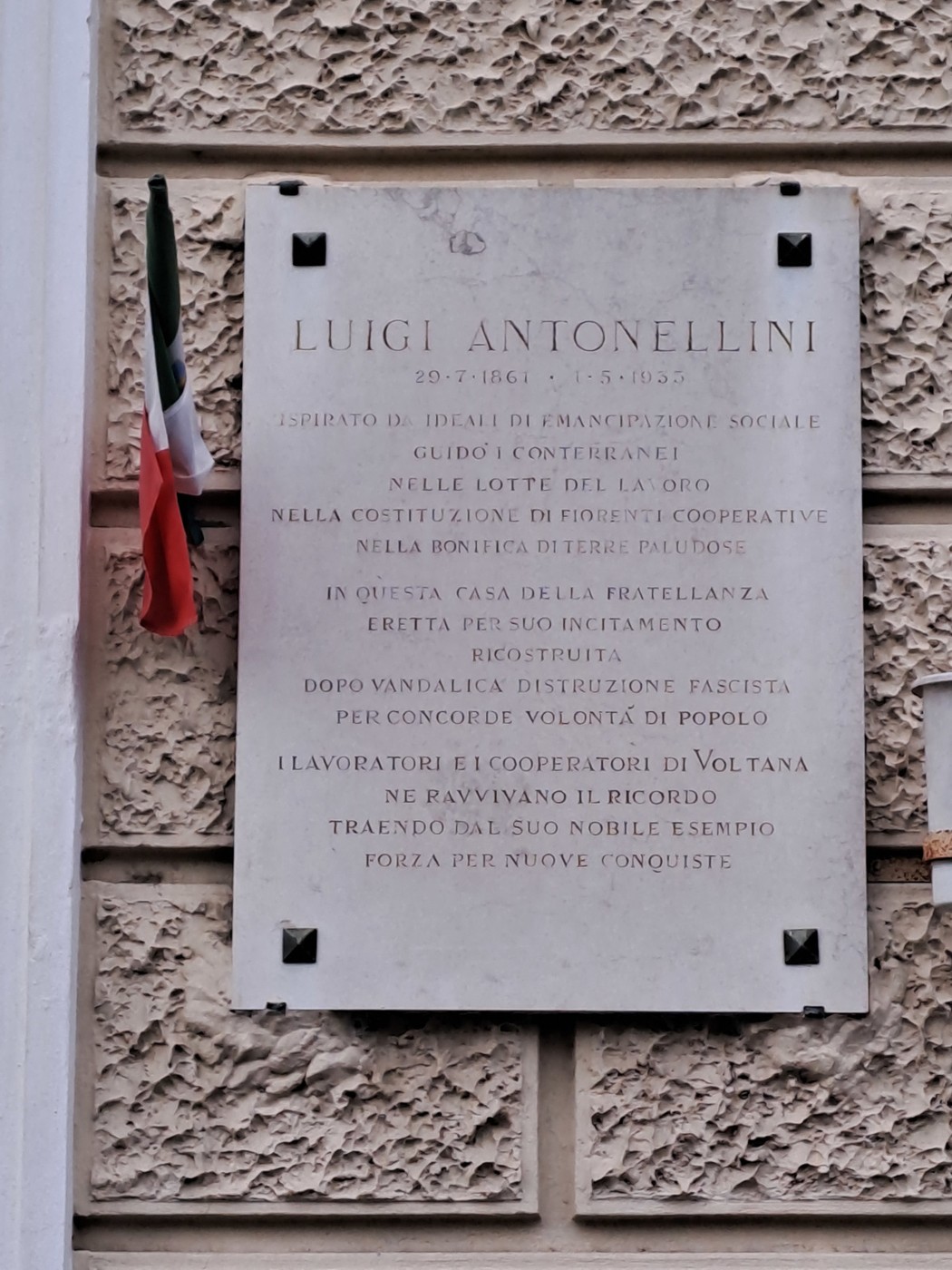 Lapide commemorativa a Luigi Antonellini, dedicata al suo impegno nel sociale e nella cooperazione.
