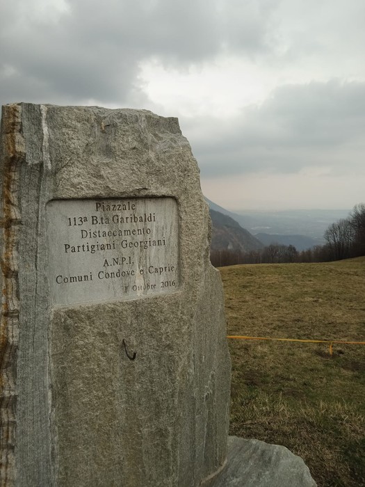 Monumento dedicato ai partigiani georgiani, situato nel piazzale 113ª Bta. Garibaldi, con vista panoramica.