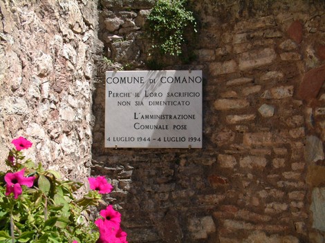 Lapide commemorativa in onore di Giannarelli e dei Bertocchi, situata a Comano.