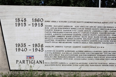 Monumento ai Caduti, con iscrizioni commemorative e nomi di partigiani in onore dei caduti.