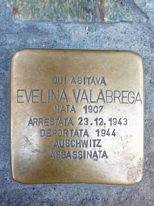 Pietra d'inciampo in ottone incassata nel selciato, con iscrizione dedicata a Evelina Valabrega.