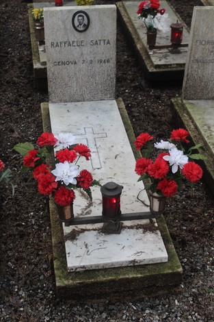 Tombe con fiori rossi e bianchi, dedicate ai caduti per la Libertà in un cimitero.