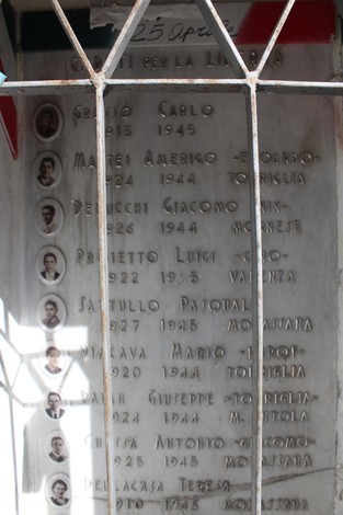 Cappella dedicata ai caduti di Molassana con nomi incisi in una stele commemorativa.
