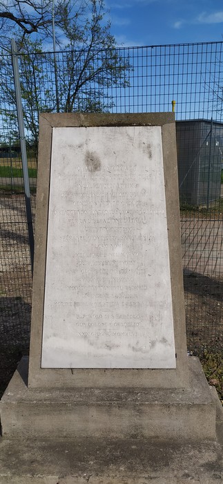 Monumento ai Caduti di Le Budrie, dedicato alla memoria dei soldati, posizionato in un'area verde.