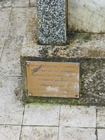 Monumento commemorativo che ricorda l'eccidio di Valaperta, simbolo di libertà e memoria storica.