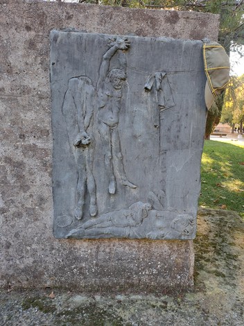 Monumento ai Caduti con rilievi artistici che commemorano il sacrificio e la memoria.